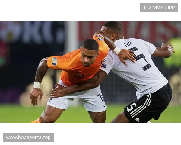 德佩踩球挑衅引爆赛场冲突双方球员爆发激烈群殴对抗全面升级