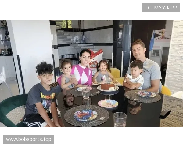 C罗自曝孩子支持西班牙惹他生气的家庭趣事背后故事引发热议广泛 C罗自曝孩子支持西班牙惹他生气的家庭趣事背后故事引发热议广泛